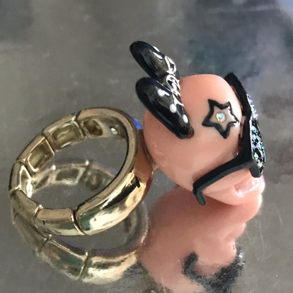 Skull rock star movie stretchy ring Betsey Johnson